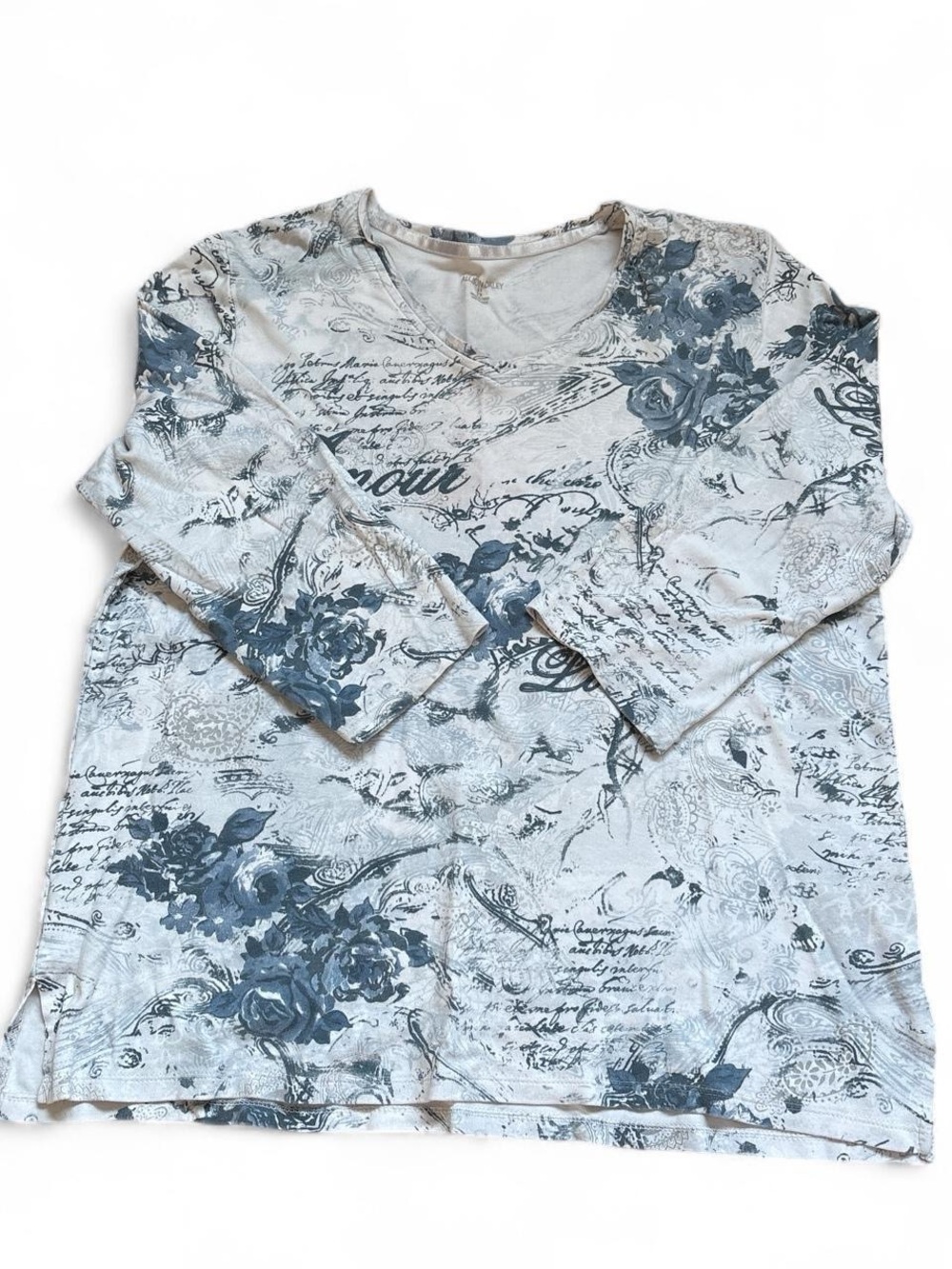 Allison Daley Floral Script V-Neck Top // Plus Size 1X White Blue